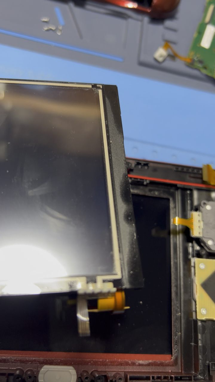 Az érintőpanel kiemelése a New Nintendo 3DS XL alsó kijelzőjéről